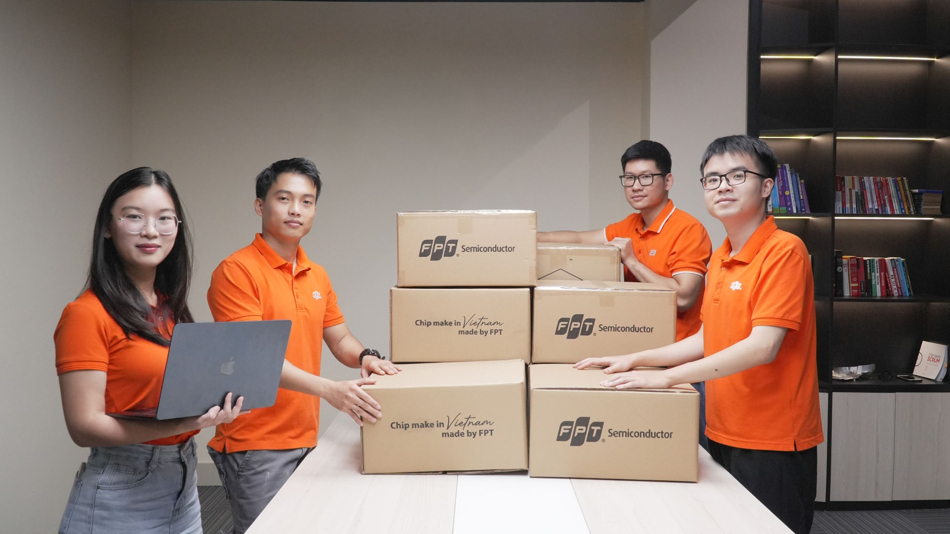 Doanh nghiệp công nghệ Việt Nam xuất khẩu lô chip thương mại đầu tiên sang công ty điện tử hàng đầu Nhật Bản