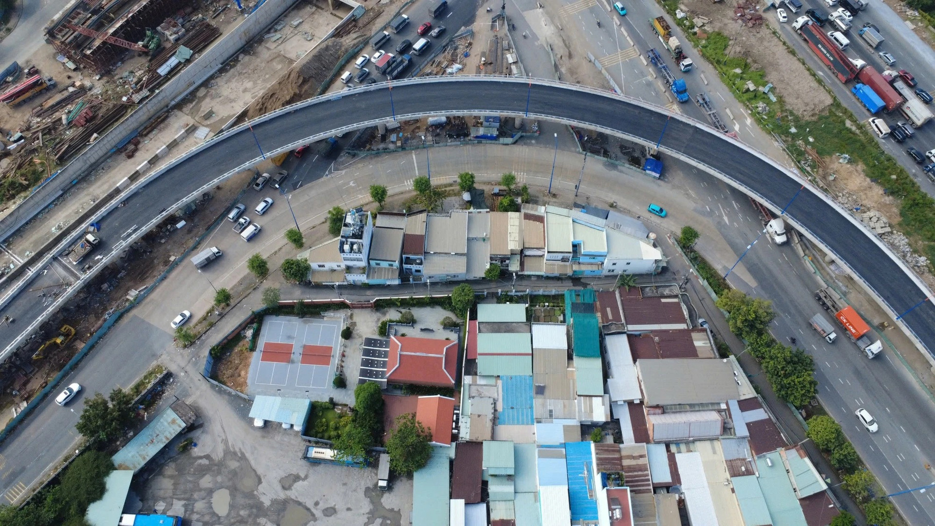 Ngày mai, cây cầu vượt đầu tiên thuộc dự án nút giao hơn 3.000 tỷ lớn nhất thành phố giàu nhất Việt Nam sẽ chính thức thông xe- Ảnh 2.