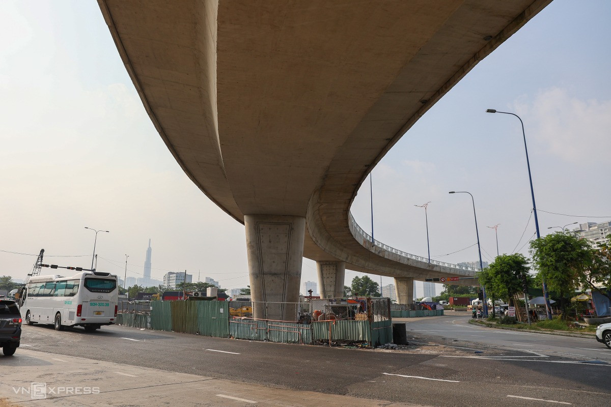Ngày mai, cây cầu vượt đầu tiên thuộc dự án nút giao hơn 3.000 tỷ lớn nhất thành phố giàu nhất Việt Nam sẽ chính thức thông xe- Ảnh 3.