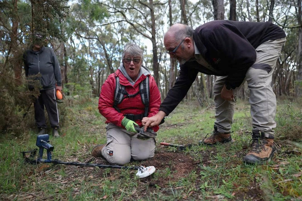 ‘Kho báu’ nằm la liệt dưới khu đất rộng 9.600 km2, hàng nghìn người đổ xô tới ‘đào vàng’, khối lớn nhất nặng tới 72kg - ảnh 1