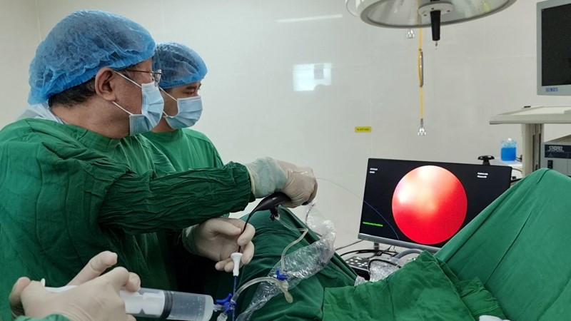 Mổ sỏi thận nhưng không tái khám, bà M. phải nhập viện do đau dữ dội, thận gần như hư hỏng hoàn toàn - ảnh 1