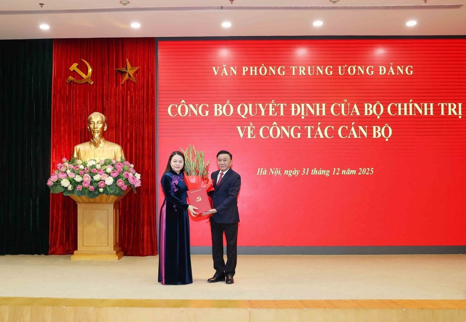 Thường trực Ban Bí thư Trần Cẩm Tú trao quyết định cho bà Nguyễn Thị Thu Hà. Ảnh: TTXVN. tienphong-3112mrsha.jpg