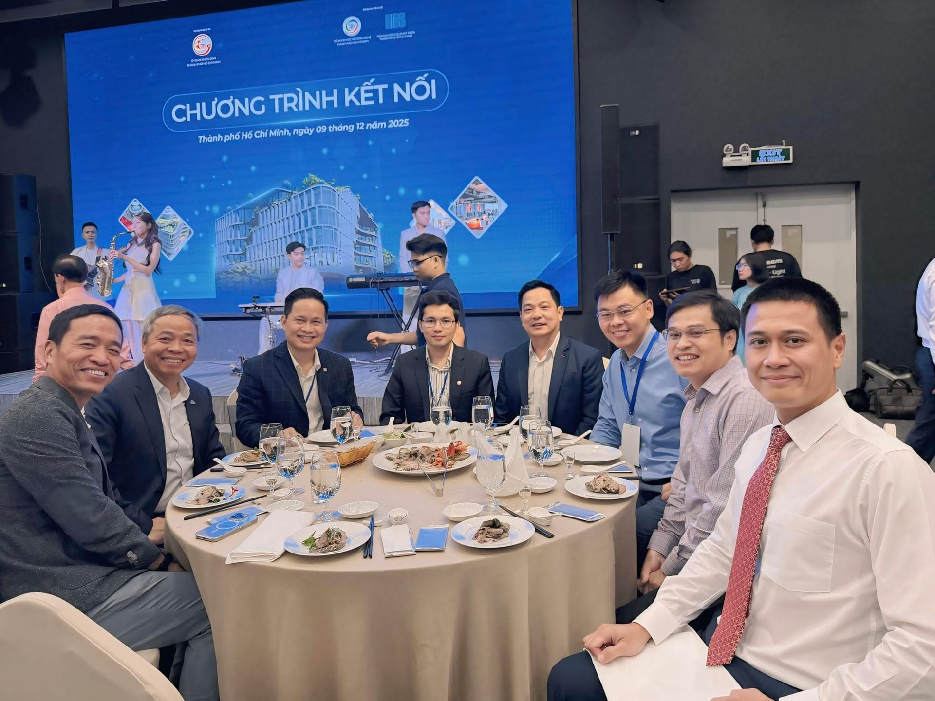 Sếp GSM chia sẻ hình ảnh 'Bàn Kỳ Lân': Là bức hình khá hiếm khi các kỳ lân ngồi chung một bàn