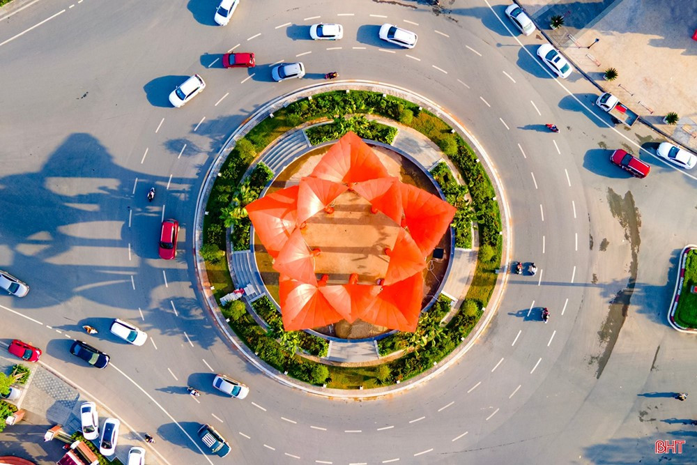 Nhìn tháp hoa đăng ở Hà Tĩnh bằng tâm thế văn hóa đô thị, đừng vội…