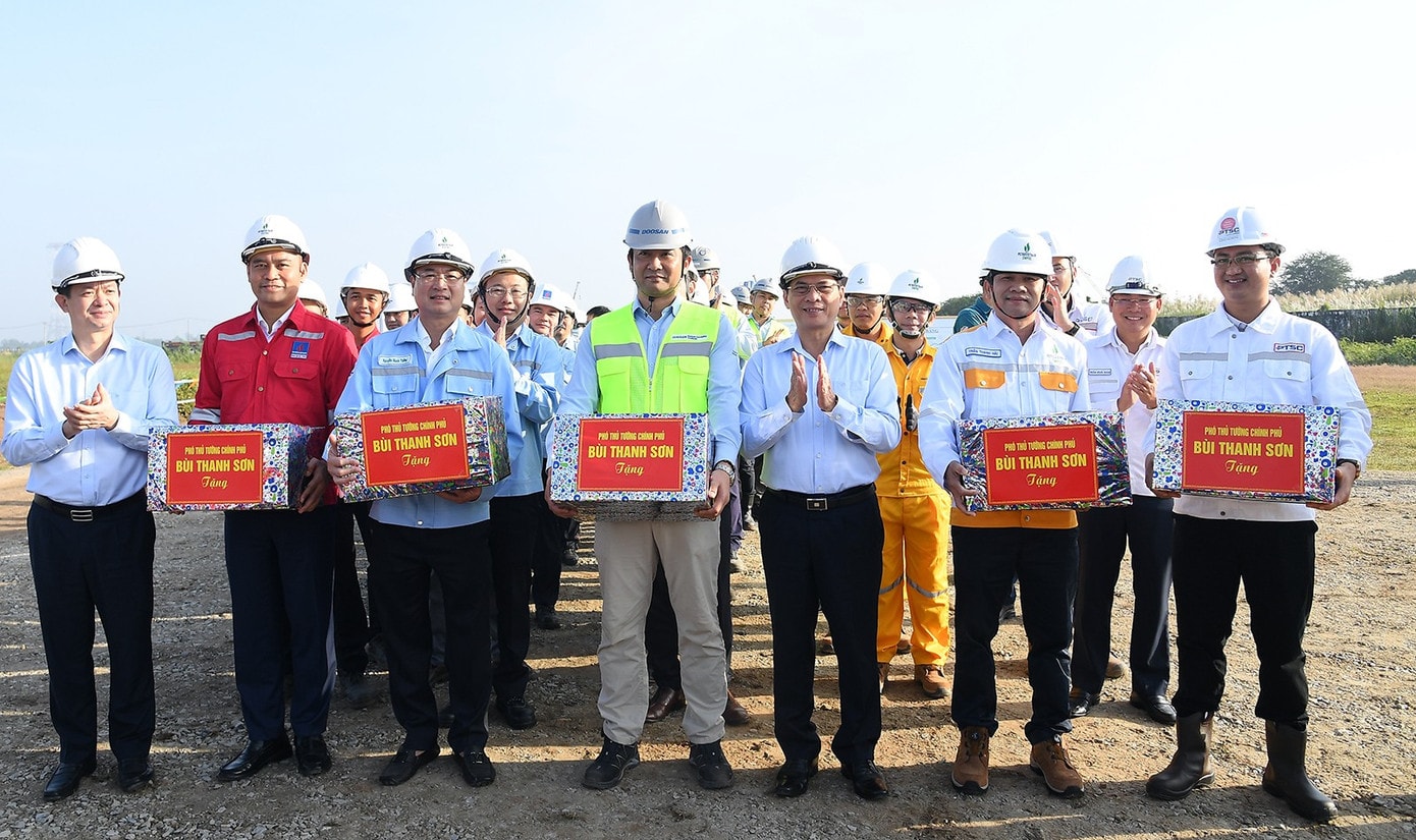Phó Thủ tướng Bùi Thanh Sơn tặng quà các đơn vị thi công chuỗi dự án. Ảnh: VGP/Hải Minh. ptt-2.jpg