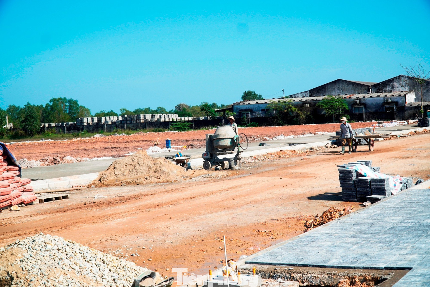 Mới đây, lãnh đạo UBND TP. Huế đã trực tiếp kiểm tra tiến độ nhiều khu TĐC, khu nghĩa trang tại Phú Vang, Phú Hồ, Phú Lộc, Chân Mây - Lăng Cô. Qua kiểm tra, Phó Chủ tịch UBND TP. Huế Hoàng Hải Minh yêu cầu các chủ đầu tư hoàn thiện phương án phân lô, hoàn thành toàn bộ hạ tầng kỹ thuật các khu TĐC trước ngày 30/6/2026. Riêng khu nghĩa trang xã Phú Vang phải hoàn thành tối thiểu 1.000/1.546 lô mộ trước Tết Nguyên đán 2026 để người dân kịp di dời mồ mả. tp-8.jpg