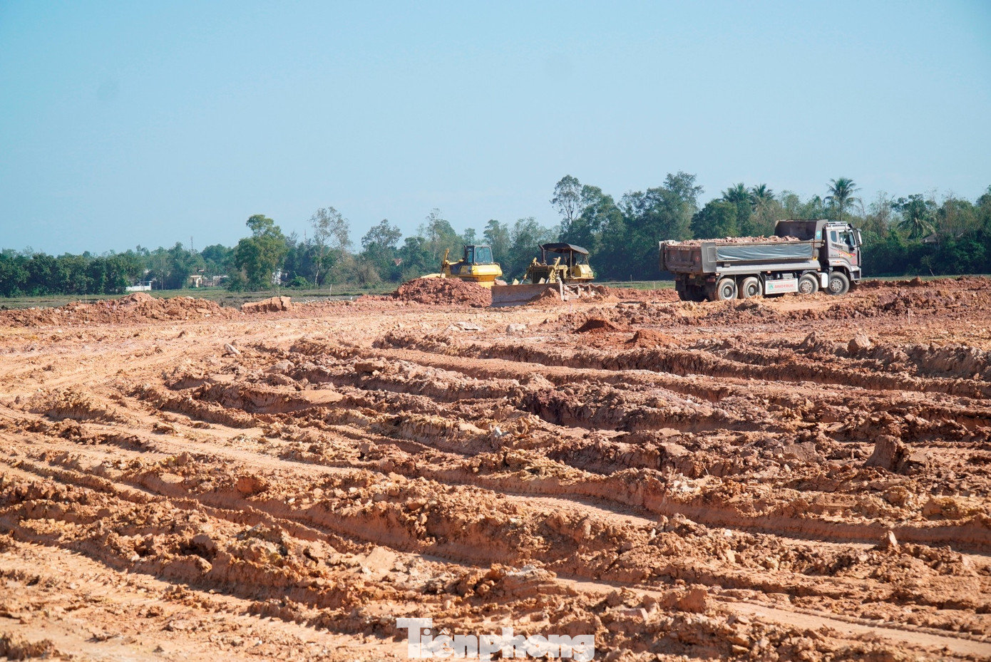 Trên cơ sở rà soát quỹ đất, thành phố dự kiến bố trí 22 khu TĐC, 5 khu nghĩa trang cùng các công trình hạ tầng thiết yếu như trường học, chợ kết hợp TĐC… nhằm bảo đảm điều kiện sinh hoạt ổn định cho người dân sau di dời. tp-5.jpg