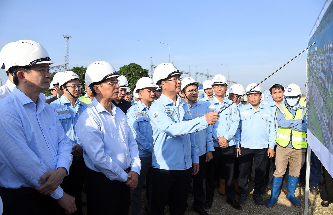 Chủ đầu tư báo cáo tiến độ chuỗi dự án. Ảnh: VGP/Hải Minh. ptt.jpg