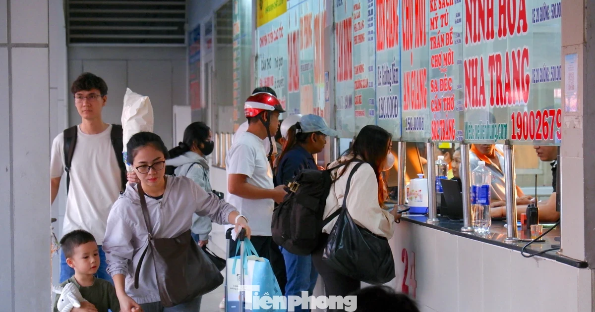 Người dân lỉnh kỉnh đồ đạc rời TPHCM trong ngày đầu năm mới