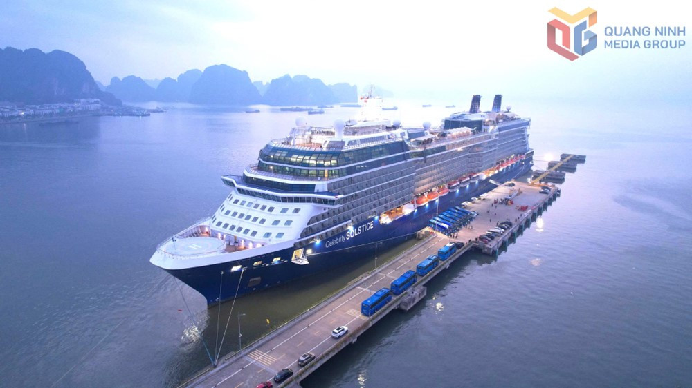 Siêu du thuyền đưa hơn 3.000 người ‘xông đất’ vịnh biển đẹp nhất thế giới của Việt Nam