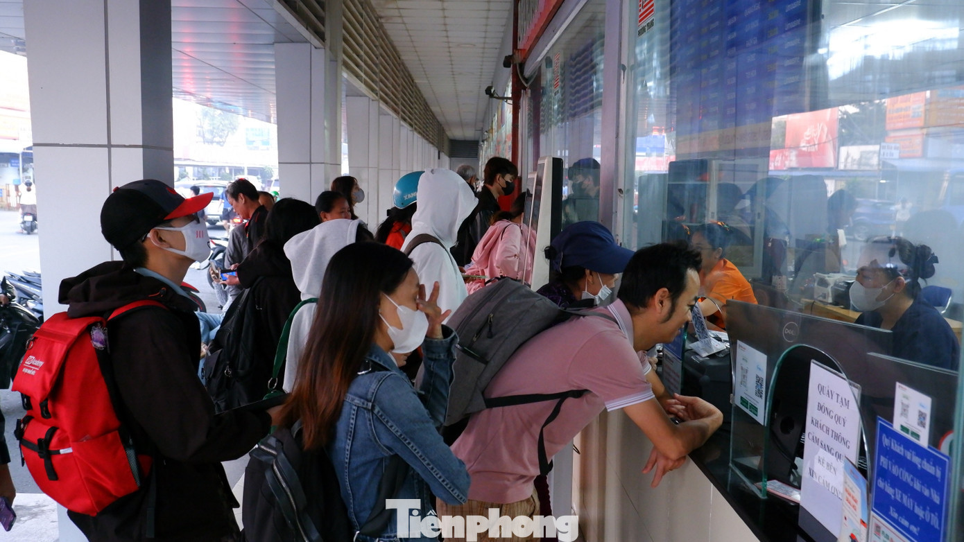 Quầy vé tại bến xe miền Tây tấp nập hành khách lúc 6h30 sáng 1/1. tp-nghi-tet-2.jpg