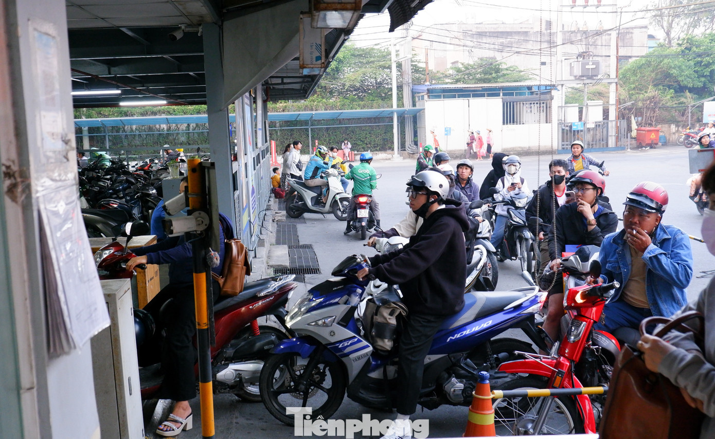 Bãi xe trong bến xe Miền Tây quá tải từ sáng sớm. tp-nghi-tet-3.jpg