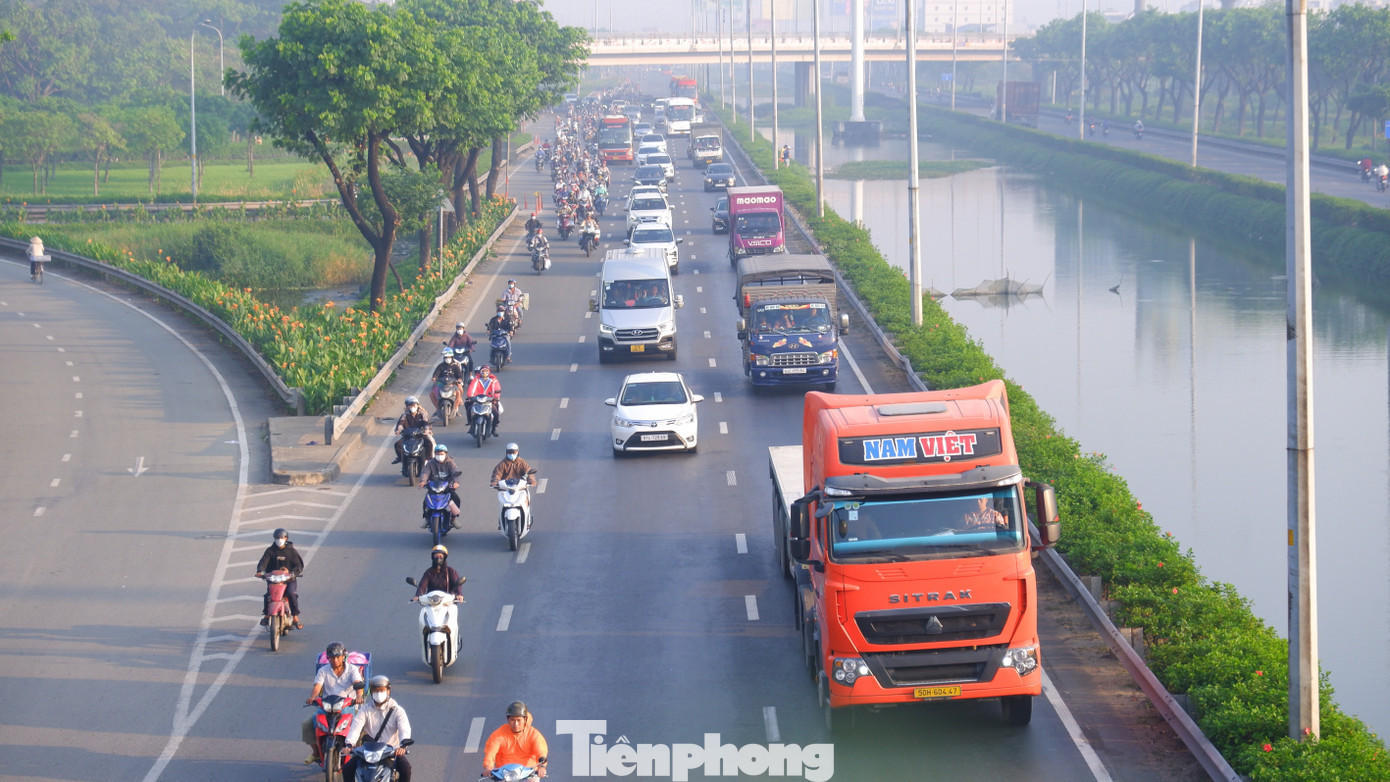 Phương tiện tấp nập trên đường Lê Khả Phiêu (quốc lộ 1) hướng từ TPHCM đi các tỉnh, thành miền Tây Nam Bộ. tp-ve-que-2.jpg