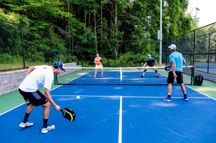 Dư thừa năng lượng sau các bữa tiệc lễ Tết, nhiều người chọn pickleball để vận động - ảnh 1