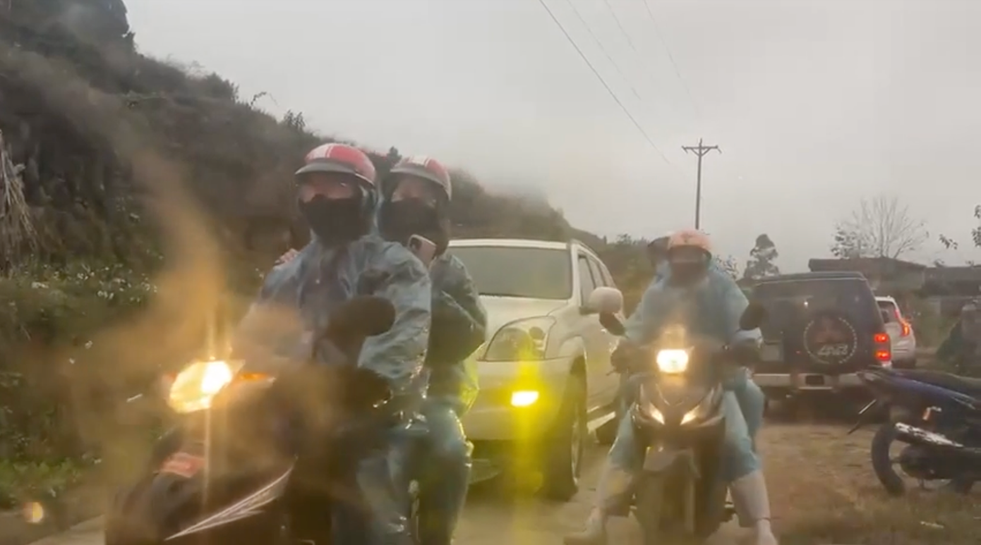 Phương tiện chật vật len lỏi, di chuyển trên tuyến đường đến làng Lô Lô Chải anh-man-hinh-2026-01-03-luc-194129.png