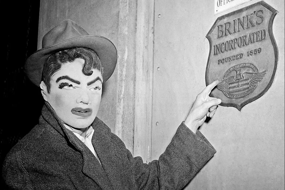 Băng nhóm 11 người xông thẳng vào tòa nhà công ty, cuỗm đi hơn 657 tỷ tiền mặt và séc - ảnh 3