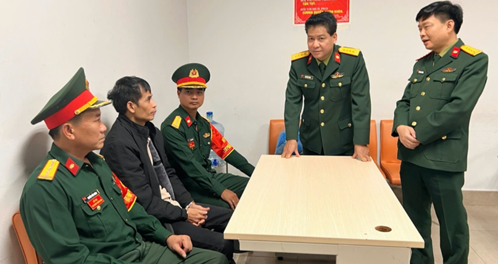 Bắt, áp giải đối tượng truy nã Nhâm Văn Tuấn, SN 1985 từ Lào về Việt Nam - ảnh 2