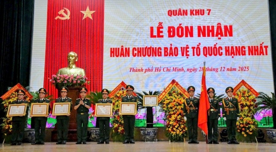 Phong danh hiệu Anh hùng Lực lượng vũ trang nhân dân cho Đại tướng Lê Văn Dũng