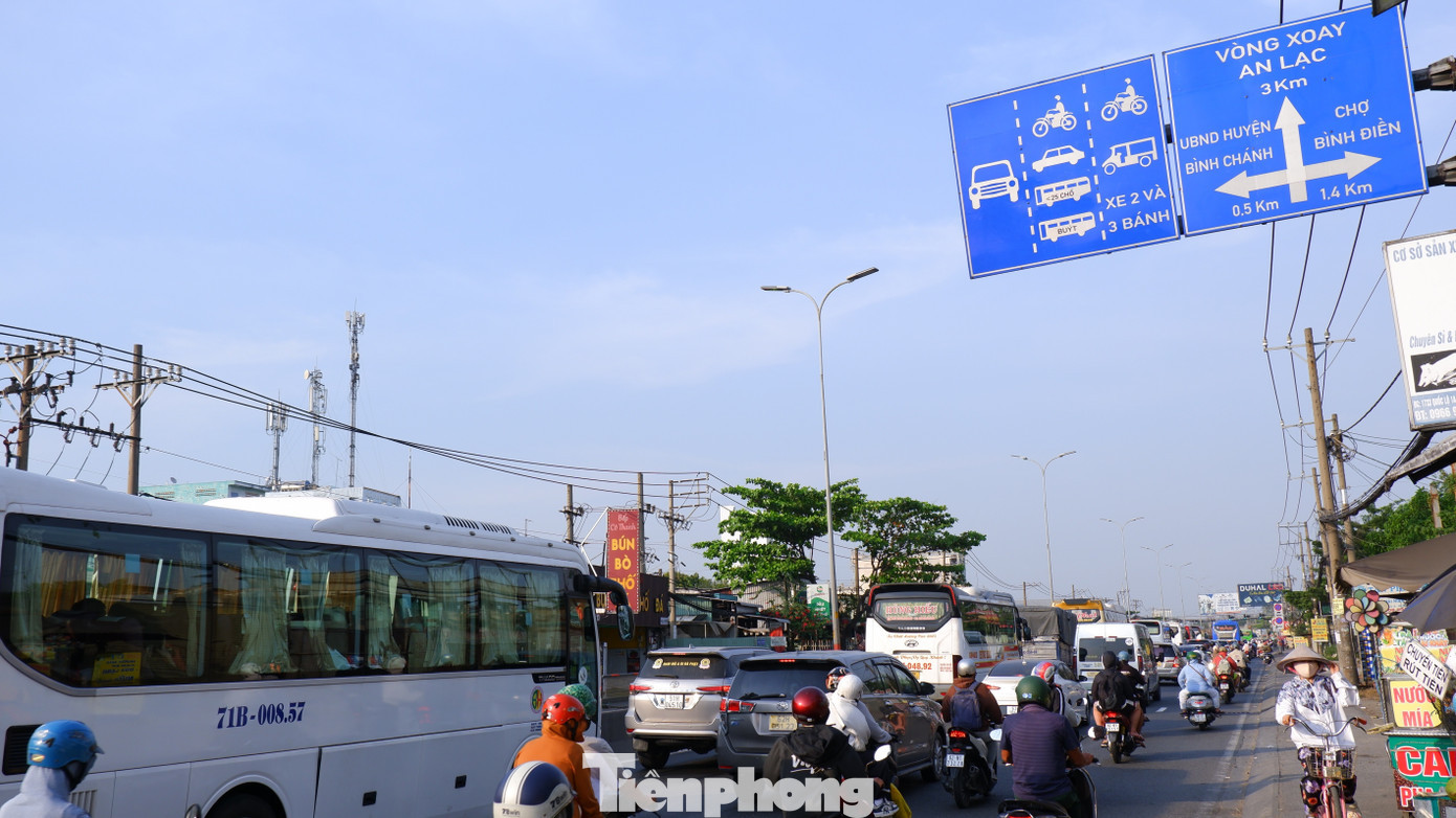 Dù phương tiện lưu thông khá đông, đặc biệt là xe máy và ô tô cá nhân, nhưng tình trạng ùn ứ nghiêm trọng không xảy ra. Tại một số nút giao trọng điểm, lực lượng CSGT túc trực điều tiết giao thông, phối hợp điều chỉnh chu kỳ đèn tín hiệu, giúp dòng xe di chuyển tương đối thông suốt. tp-an-lac-1.jpg