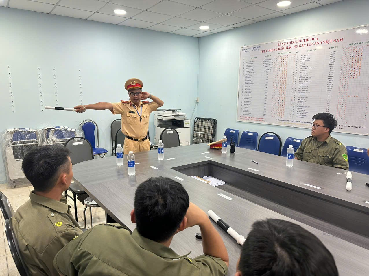 CSGT hướng dẫn lực lượng an ninh cơ sở điều tiết giao thông. z7031357616384-45ba58930fedfb2445fda5c186fb72e7.jpg