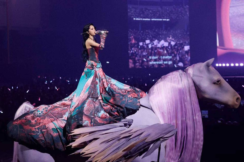 Nữ ca sĩ bỏ hơn 750 tỷ đồng để cưỡi rắn và bò tót trên sân khấu, từng vướng tin đồn hẹn hò với ‘ông hoàng nhạc pop’ châu Á - ảnh 3