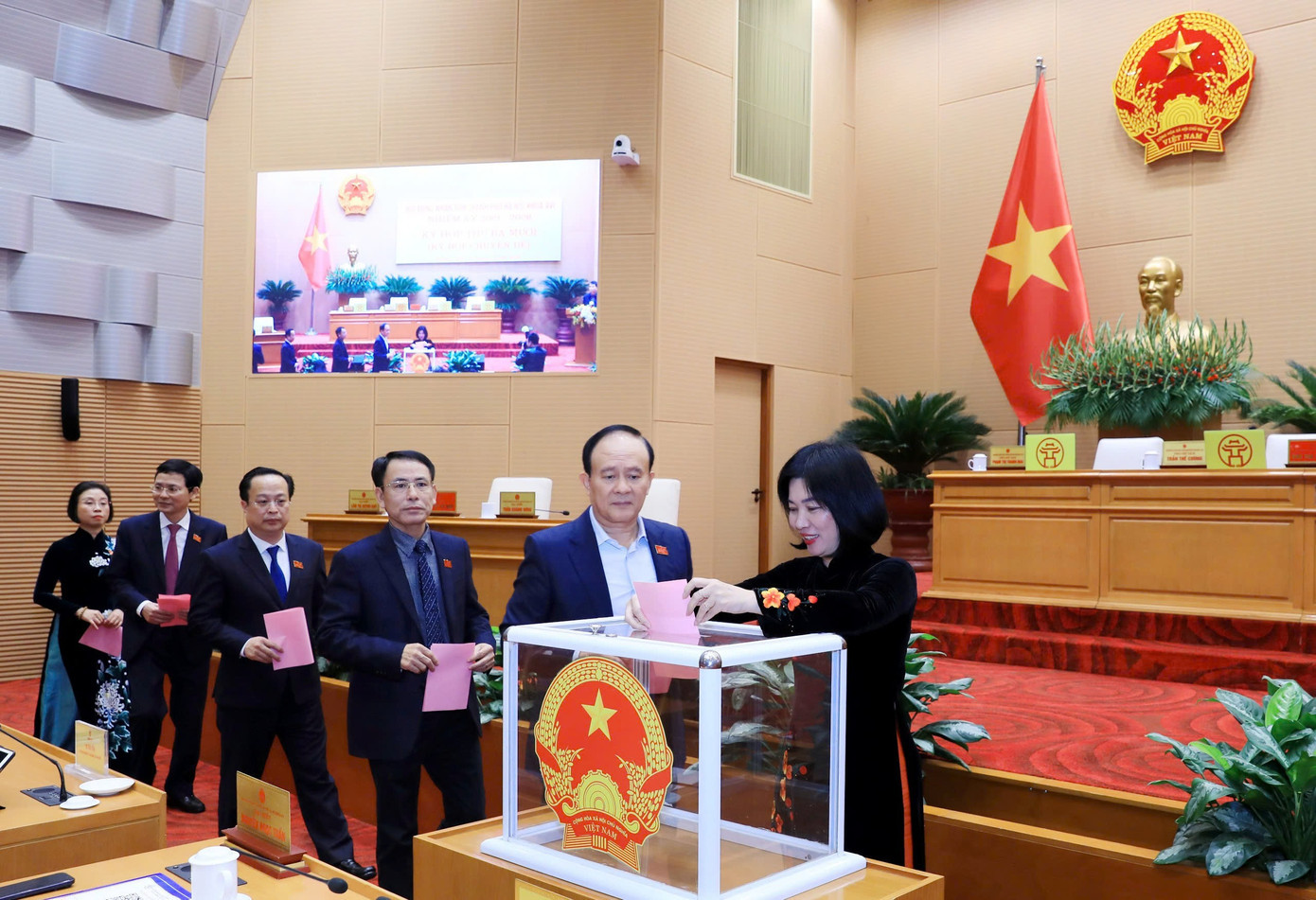 Các đại biểu bỏ phiếu bầu chức vụ Ủy viên UBND thành phố tại kỳ họp z7399370582970-114fc075d77bd33d23b0aae439de2e5c.jpg