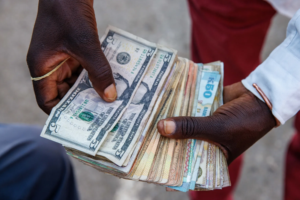 Quốc gia ngh&egrave;o thắng lớn sau khi hạn chế sử dụng ngoại tệ, nỗ lực phi USD h&oacute;a - ảnh 1