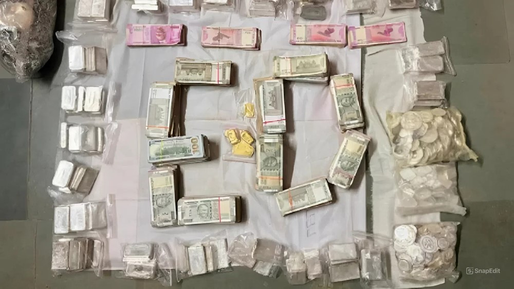 Thu giữ khẩn cấp 1,2kg vàng thỏi, 110kg bạc, 39kg trang sức, hơn 1,1 tỷ tiền mặt tại nhà riêng của một Giám đốc - ảnh 1