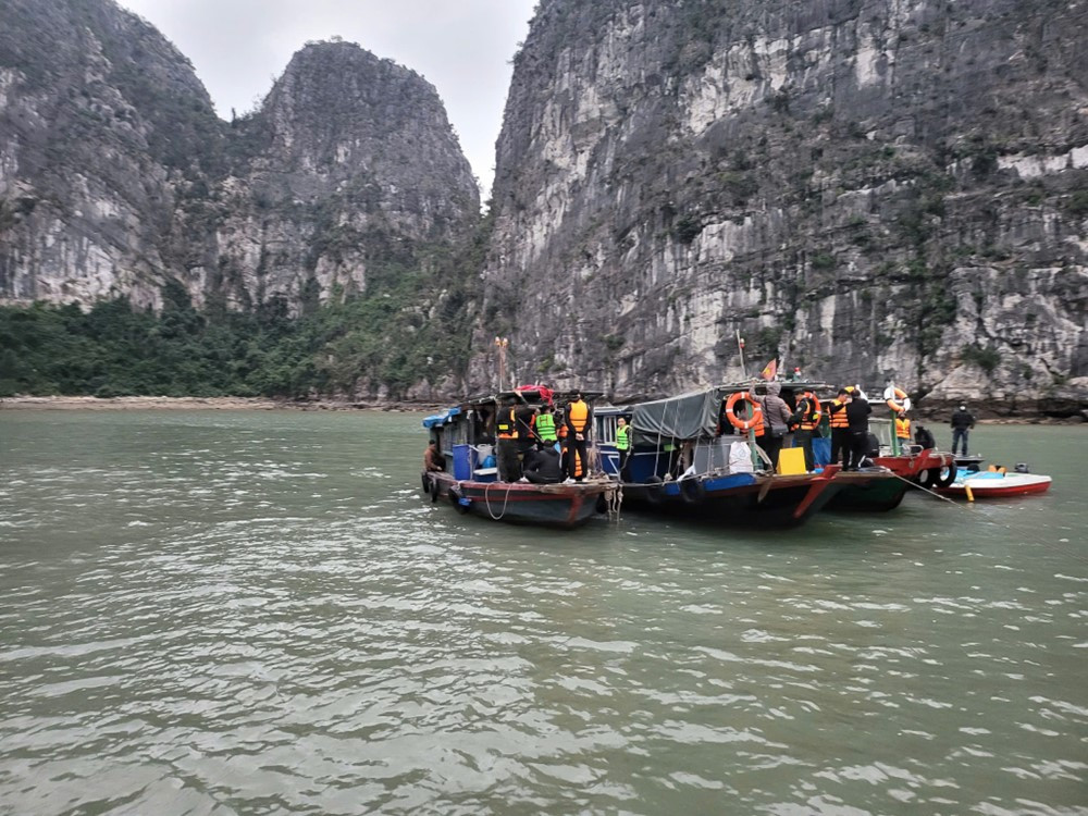 Kiểm tra 3 tàu cá, bắt 30 đối tượng đang đánh bạc trên Vịnh Hạ Long - ảnh 1