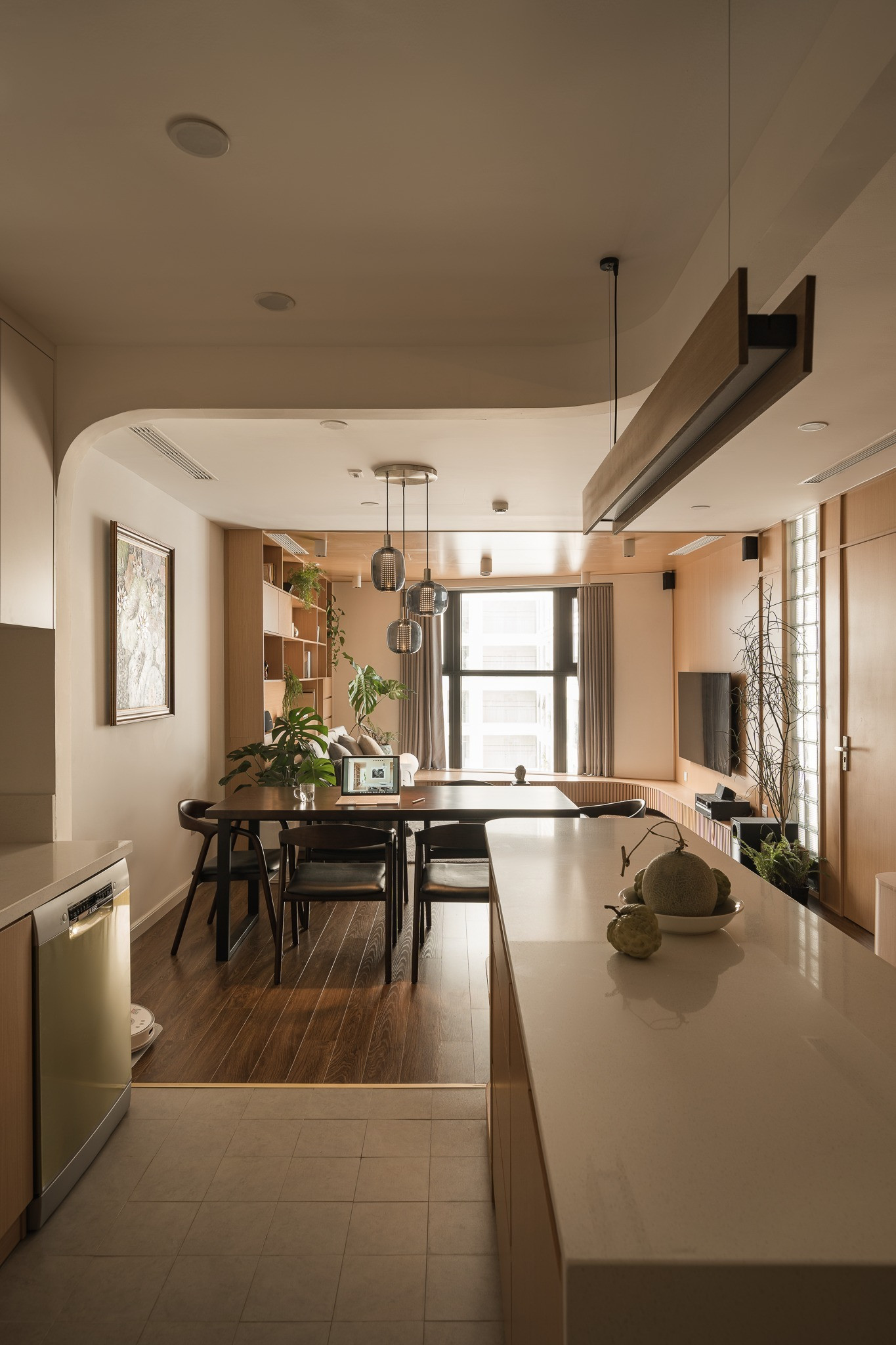 Căn hộ 125m2 bàn giao thô thành 'nhà sáng': Hành lang dài, góc cong vụn vẫn hóa tổ ấm thông minh- Ảnh 2.