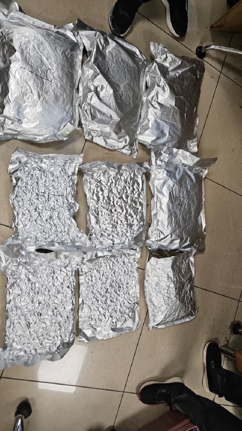 Thu giữ 2,27kg vàng trị giá hơn 8,4 tỷ đồng ngay tại sân bay - ảnh 2