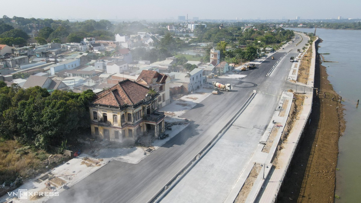 Chỉ hơn một tháng nữa sẽ thông xe tuyến đường ven sông gần 5km đi qua biệt thự cổ là bối cảnh phim Người đẹp Tây Đô- Ảnh 4.