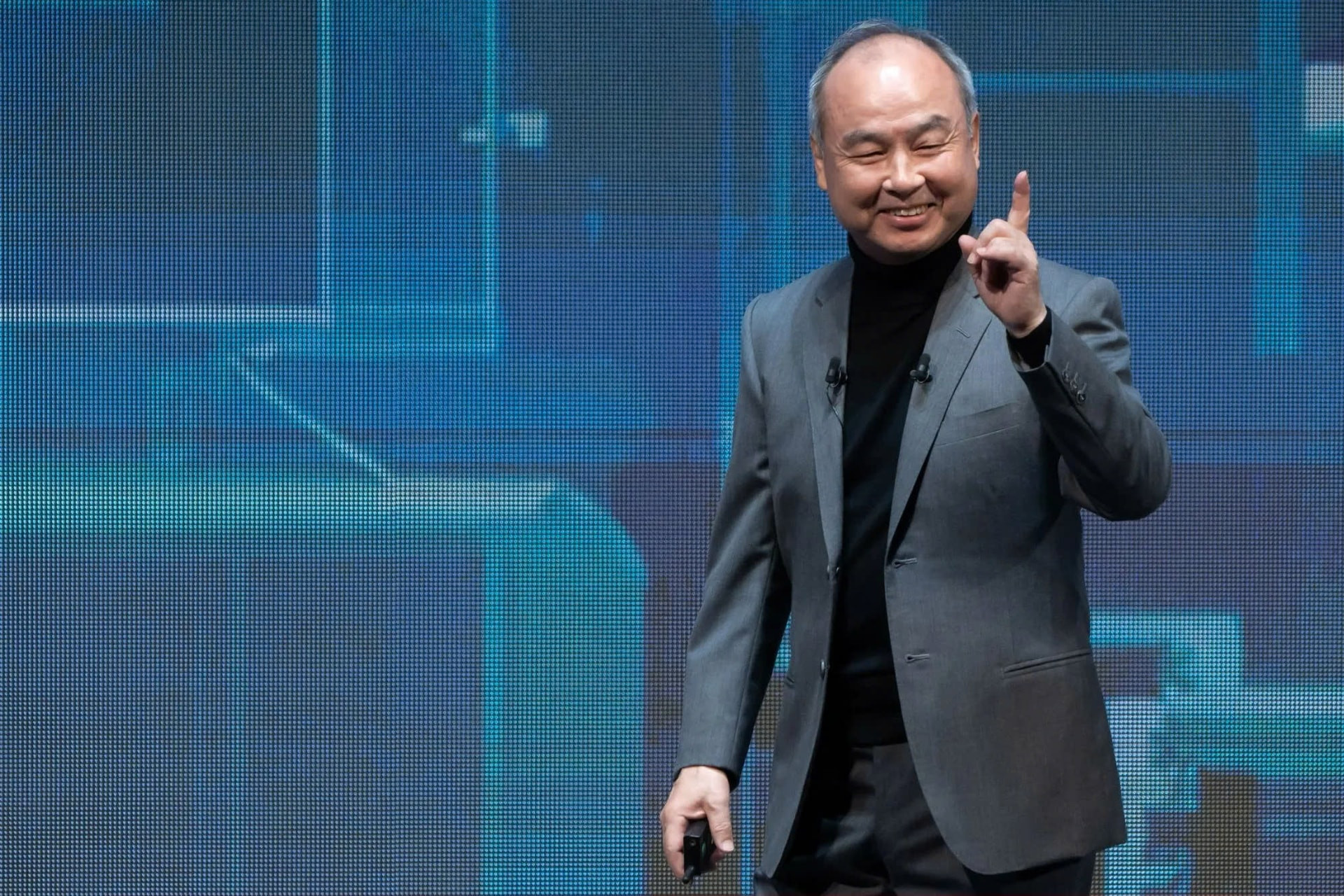 Từng mất 96% tài sản, nhà sáng lập siêu tập đoàn công nghệ của Nhật Bản đã làm gì để trở lại?