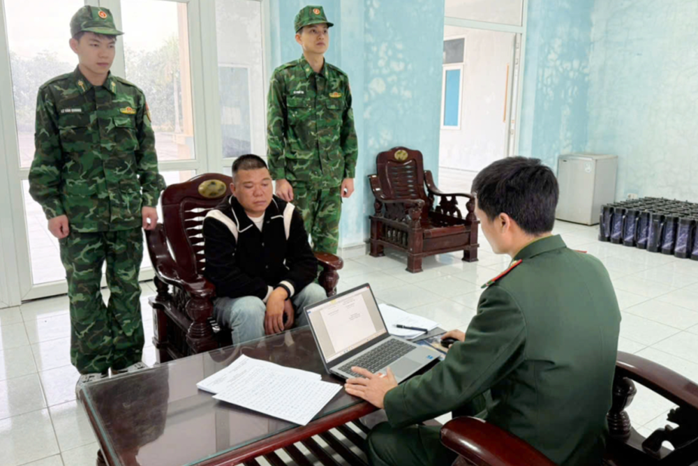 Kiểm tra xe ô tô do Hoàng Văn Bình SN 1991 điều khiển, thu giữ 75 bao tải chứa 300 bình kim loại