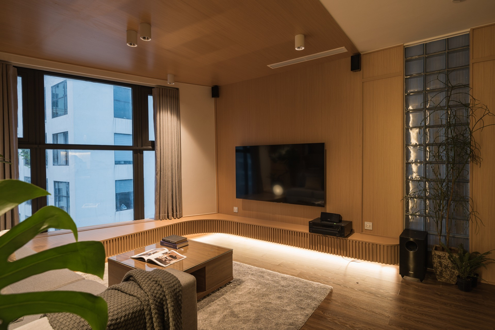 Căn hộ 125m2 bàn giao thô thành 'nhà sáng': Hành lang dài, góc cong vụn vẫn hóa tổ ấm thông minh- Ảnh 8.