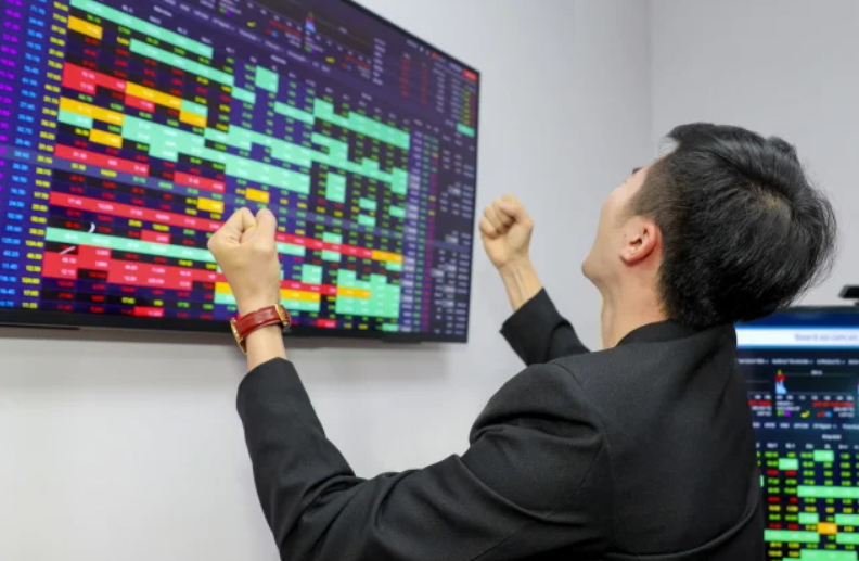 Dòng tiền bắt đầu dịch chuyển, VN-Index lập đỉnh mới 1.836 điểm