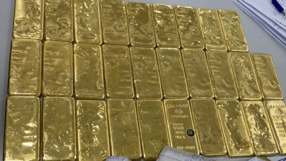 Thu giữ 9 thỏi vàng trị giá 1,5 tỷ đồng trong một bụi cỏ ven đường - ảnh 1