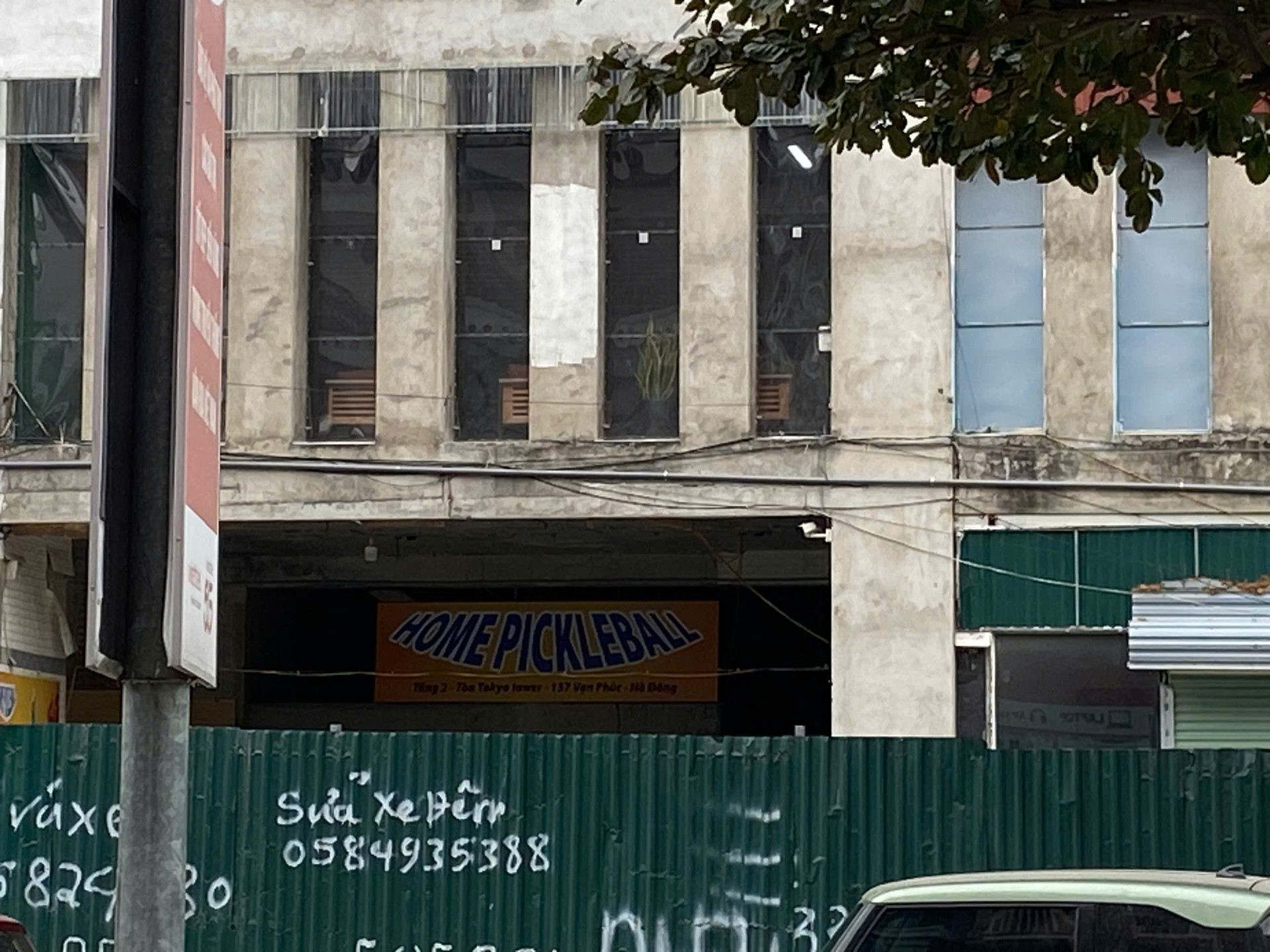 Sân pickleball ở bên dưới tòa nhà