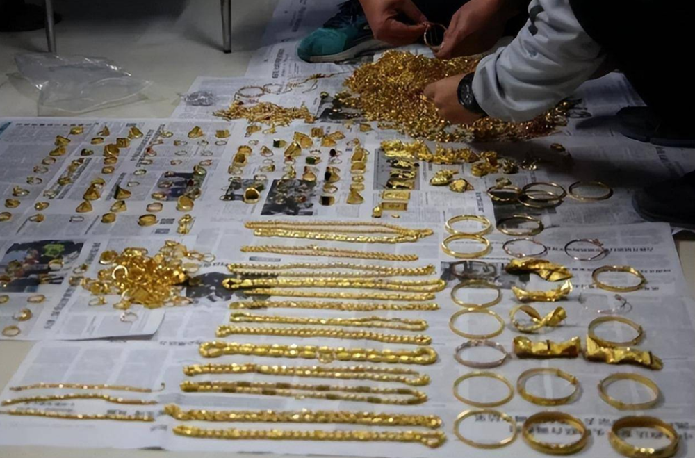 Tịch thu 14kg vàng đặt cạnh thùng rác sân bay, bắt khẩn cấp một nữ nhân viên - ảnh 2