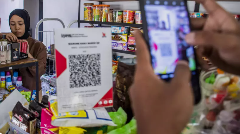 Clip cụ bà bị từ chối vì không biết dùng QR code gây phẫn nộ, NHTW nền kinh tế số 1 Đông Nam Á lên tiếng