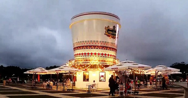 Buộc ‘xóa sổ’ ly cà phê khổng lồ tại quảng trường vùng cao nguyên, nhường chỗ cho hoa Mai Anh Đào