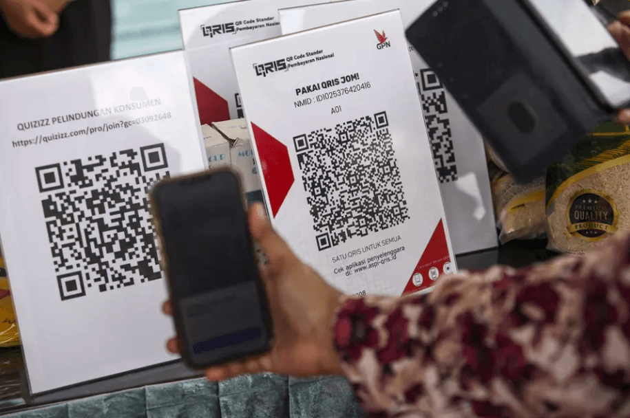Clip cụ bà bị từ chối vì không biết dùng QR code gây phẫn nộ, NHTW nền kinh tế số 1 Đông Nam Á lên tiếng - ảnh 1