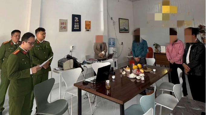 Làm giả hồ sơ mua nhà ở xã hội, Phạm Thị Hồng G. và 2 'cò đất' bị khởi tố Làm giả hồ sơ mua nhà ở xã hội, Phạm Thị Hồng G. và 2 'cò đất' bị khởi tố