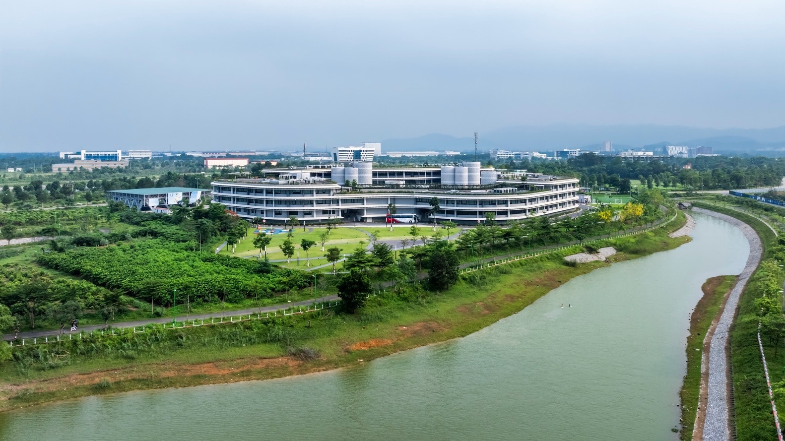 Việt Nam có Làng Vô Cực sở hữu kiến trúc thấp tầng độc đáo, tọa lạc tại ‘Thung lũng Silicon’ miền Bắc- Ảnh 4.