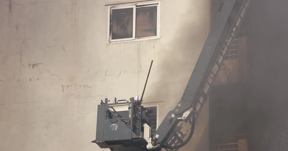 Hà Nội: Nhà cao tầng trên phố Lê Lợi cháy ngùn ngụt, có người mắc kẹt, có người nhảy từ tầng cao xuống mái nhà bên cạnh