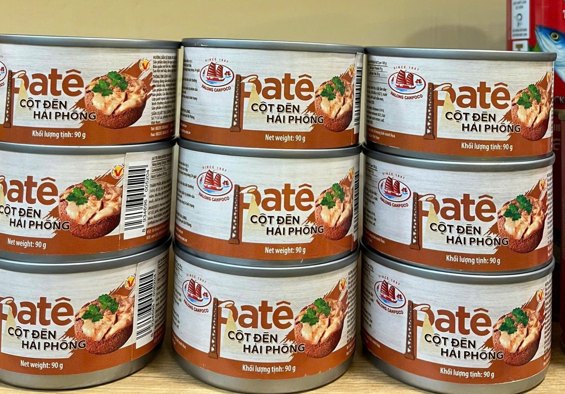 Pate cột đèn Hải Phòng do CTCP Hạ Long sản xuất bị tẩy chay, vứt vào sọt rác: Người tiêu dùng hoang mang