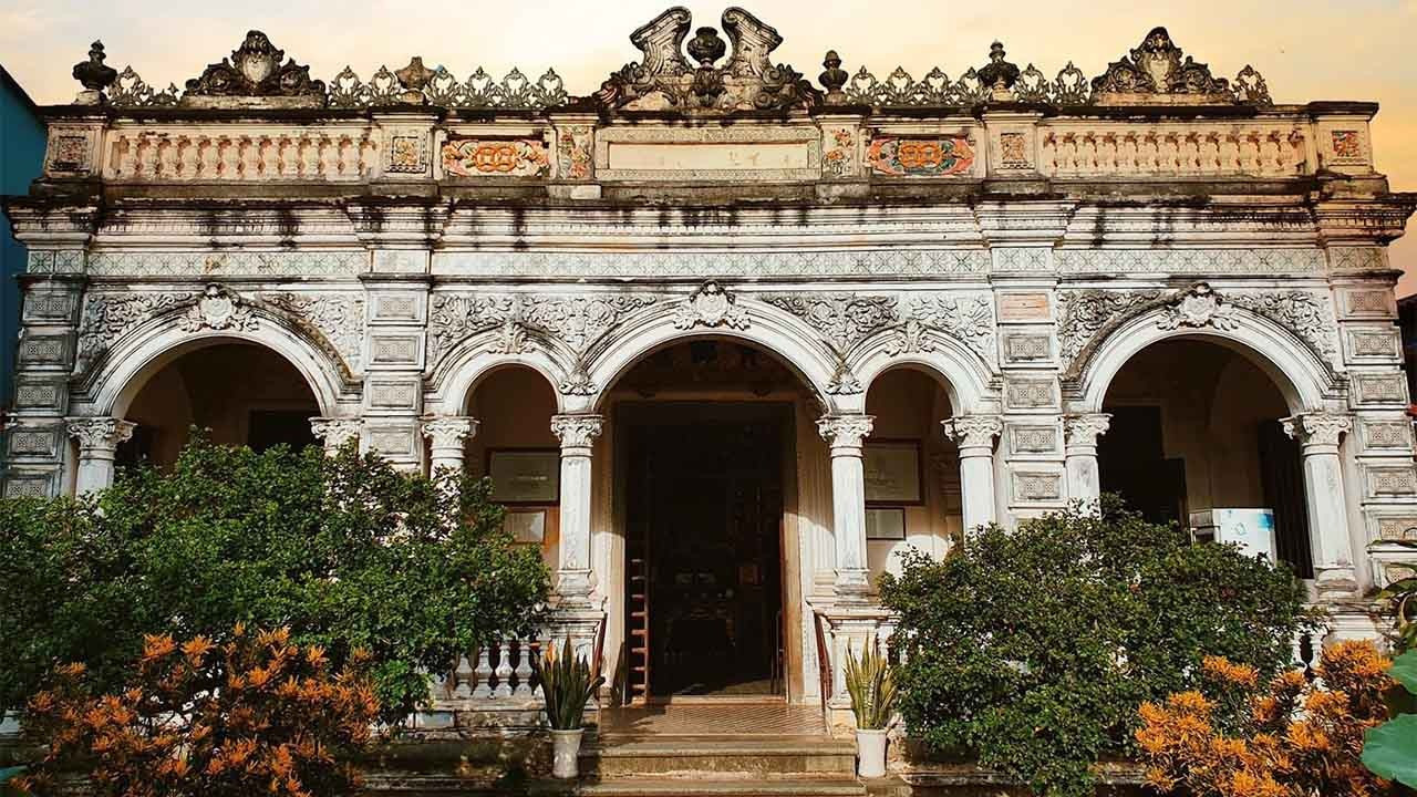 Ngôi nhà cổ trăm tuổi nổi tiếng miền Tây gắn với mối tình vượt biên giới: Dấu ấn Đông Tây bên dòng Sa Giang- Ảnh 3.