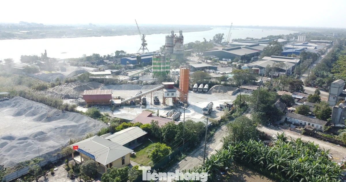Lãnh đạo bị kiểm điểm, trạm bê tông trái phép ven sông Hồng vẫn hoạt động