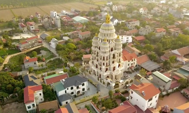 Lâu đài hoàng gia giữa làng quê Bắc Ninh: Cao 12 tầng, nội thất ‘sang - xịn’ đến choáng ngợp- Ảnh 1.