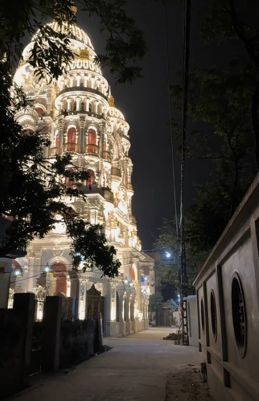 Lâu đài hoàng gia giữa làng quê Bắc Ninh: Cao 12 tầng, nội thất ‘sang - xịn’ đến choáng ngợp- Ảnh 2.